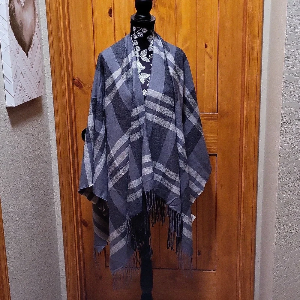 NWOT Ethically Produced Dark/Light Gray Fringed Wrap - Picture 1 of 4